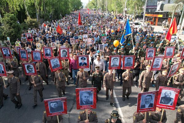Decenas de personas participan en la marcha del Regimiento Inmortal en Bishkek, Kirguistán. - Sputnik Mundo