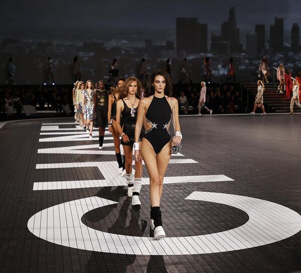 Modelos desfilan durante la presentación de la nueva colección rucero de Chanel —Los Angeles Chanel Cruise 2023/24— en Paramount Studios de Los Angeles, California, EEUU. - Sputnik Mundo