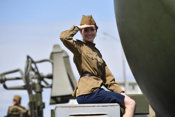 Una participante del desfile de equipo militar histórico en Verjnyaya Pishma, región de Sverdlovsk. - Sputnik Mundo