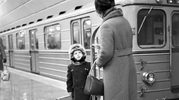 Пассажиры на станции метро Планерная. Архивное фото - Sputnik Mundo