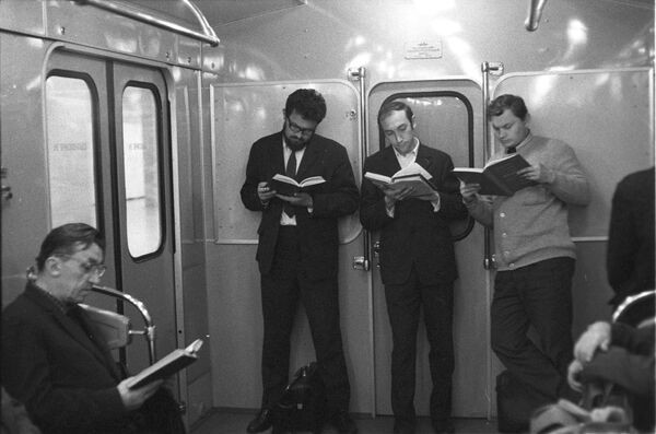 En los años 1960, las líneas del metro se extendieron hasta los barrios periféricos de la ciudad. En la foto: pasajeros del metro de Moscú en 1973. En los años 1960, las líneas del metro se extendieron hasta los barrios periféricos de la ciudad. En la foto: pasajeros del metro de Moscú en 1973. - Sputnik Mundo