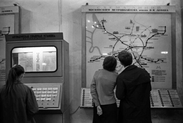 El metro de Moscú se desarrolla rápidamente: se construyen nuevas líneas, se adquieren trenes modernos y se mejoran los servicios a los pasajeros. En la foto: pasajeros estudiando el esquema de las líneas del metro de Moscú, 1968. - Sputnik Mundo