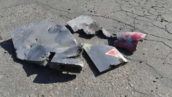 Los restos de un misil tras el ataque contra la ciudad de Lugansk por las FFAA ucranianas - Sputnik Mundo
