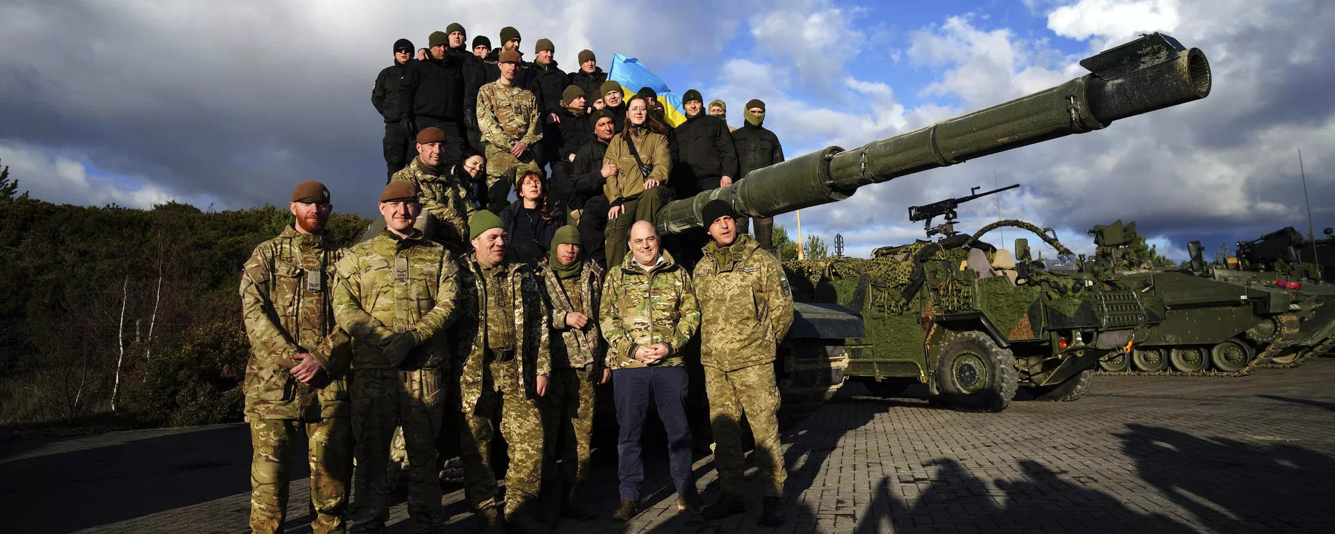 Militares ucranianos y el tanque británico Challenger 2 - Sputnik Mundo, 1920, 05.09.2023