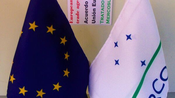 Las banderas de la UE y de Mercosur - Sputnik Mundo