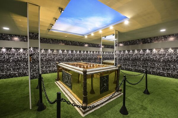 El suelo del mausoleo está pavimentado con césped artificial para recordar las canchas de fútbol en que el brasileño se volvió legendario. - Sputnik Mundo