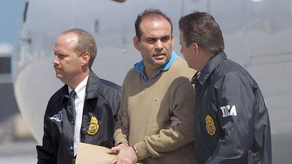 Salvatore Mancuso, líder paramilitar colombiano, en manos de agentes de la DEA, luego de ser extraditado a EEUU en 2008 - Sputnik Mundo
