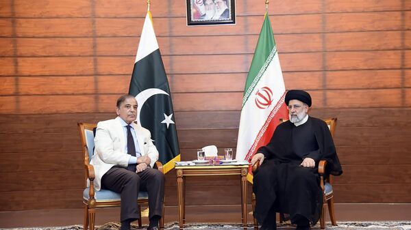 Shahbaz Sharif, primer ministro paquistaní, y Ebrahim Raisi, presidente iraní, en el sitio fronterizo de Pishin, el 18 de mayo de 2023 - Sputnik Mundo