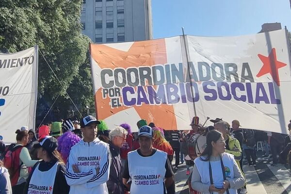 Masiva marcha en Argentina contra el brutal ajuste que manda el FMI contra el pueblo - Sputnik Mundo