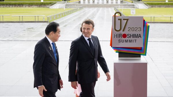 El primer ministro de Japón, Fumio Kishida, y el presidente galo, Emmanuel Macron - Sputnik Mundo