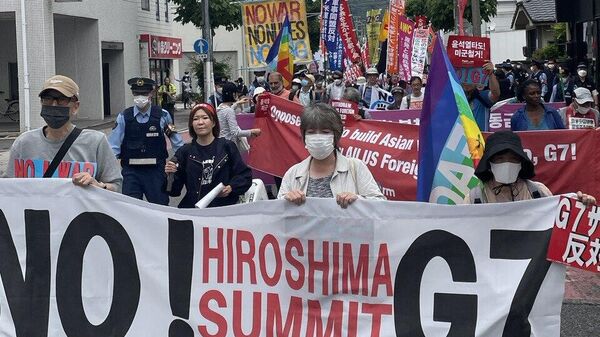 Cientos de ciudadanos japoneses salen a la calle en la ciudad de Hiroshima para protestar contra la cumbre del G7 del 19 al 21 de mayo - Sputnik Mundo