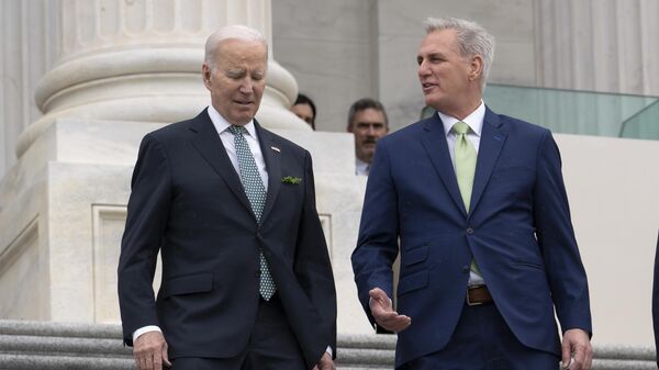 El presidente de EEUU, Joe Biden, y el presidente de la Cámara de Representantes, Kevin McCarthy, republicano de California, el 17 de marzo de 2023 - Sputnik Mundo