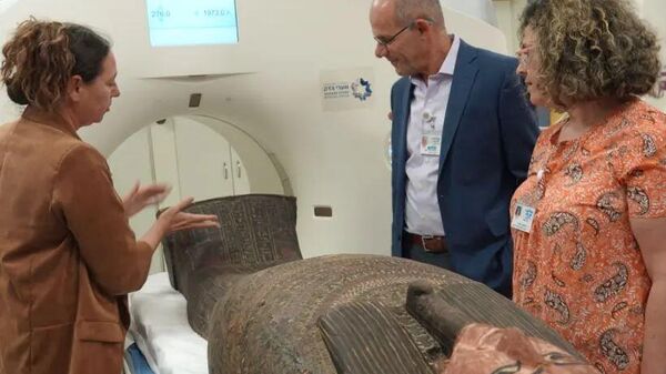 El profesor Ofer Merin, director general del Centro Médico Shaare Zedek, supervisa las tomografías computarizadas de las tapas de los antiguos ataúdes egipcios, el 21 de mayo de 2023 - Sputnik Mundo