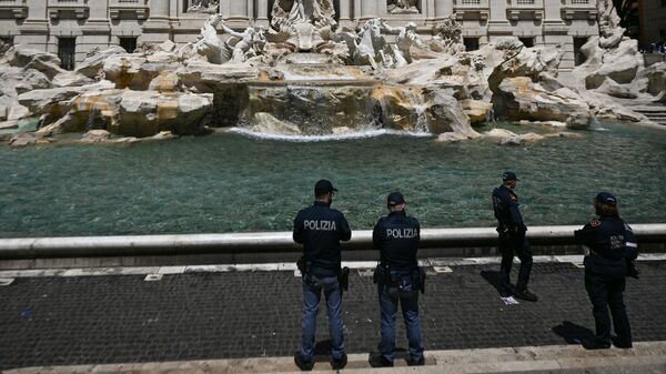 La policía monta guardia en la Fontana di Trevi, el 21 de mayo de 2023 - Sputnik Mundo