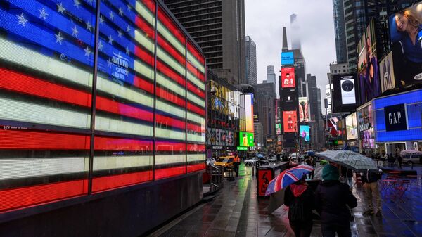 Gente con paraguas camina por Times Square durante un día lluvioso el 19 de enero de 2023 en Nueva York  - Sputnik Mundo