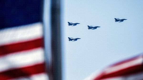 Un grupo de aviones F-16 volando por el Park Stadium en Washington - Sputnik Mundo