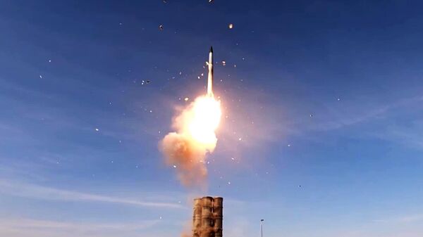 Un misil disparado desde el sistema de misiles tierra-aire S-300 de las Fuerzas Armadas rusas. - Sputnik Mundo