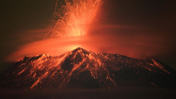 El Popocatépetl es el segundo volcán más grande y activo de México. Su nombre significa 'montaña humeante' en náhuatl. - Sputnik Mundo