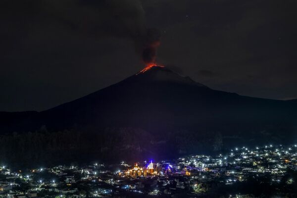 El Popocatépetl se despertó en 1994 y desde entonces ha arrojado regularmente humos tóxicos, cenizas y trozos de roca incandescente a gran altura. - Sputnik Mundo