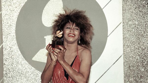 La cantante estadounidense Tina Turner con un premio Grammy en Los Ángeles  - Sputnik Mundo