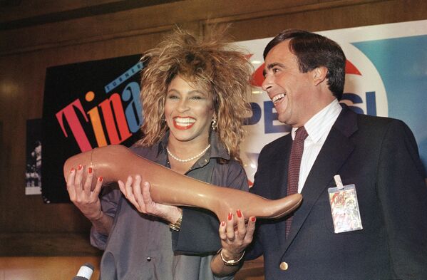 En 1971 se presentó la canción Proud Mary, que le dio a la cantante su primer premio Grammy. Tina Turner se hizo famosa.En la foto: Tina Turner con el presidente de Pepsi, Roger Enrico, 1986. - Sputnik Mundo