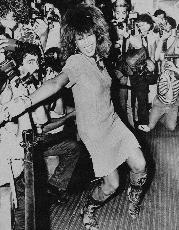 En 1995 la cantante hizo una canción para la 17 película de James Bond, Golden Eye, y a finales de los noventa se trasladó a Suiza y poco después anunció su retirada.En la foto: Tina Turner posa para unas fotografías en el Hotel Sheraton la víspera de un concierto en Buenos Aires, 1987. - Sputnik Mundo
