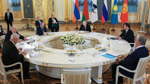 Vladímir Putin, presidente ruso, сelebra una reunión con el Consejo Económico Euroasiático (CEE) en Moscú. - Sputnik Mundo