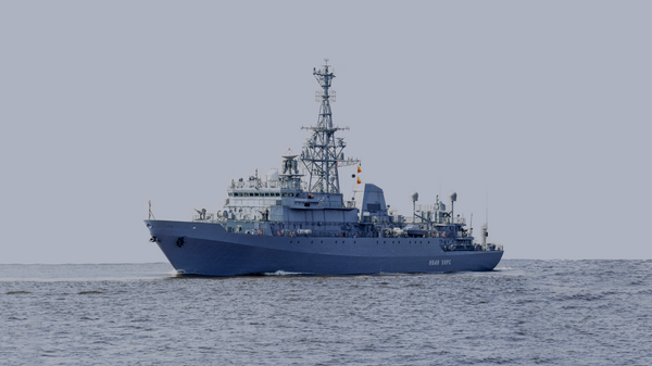 El barco militar ruso Iván Jurs repela ataque de lanchas-kamikazes ucranianas en el mar Negro - Sputnik Mundo