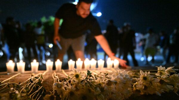 Simpatizantes de Alianza presentan sus respetos a las víctimas de una estampida en un monumento improvisado frente al estadio Cuscatlán de San Salvador. - Sputnik Mundo