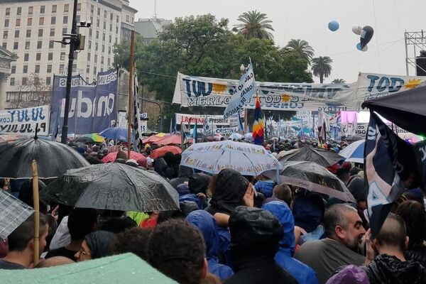 Liderada por Cristina Fernández, una multitud celebró los 20 años de kirchnerismo en Argentina. - Sputnik Mundo