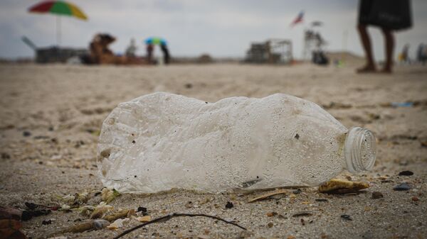 Botella de plástico en la playa (imagen referencial) - Sputnik Mundo