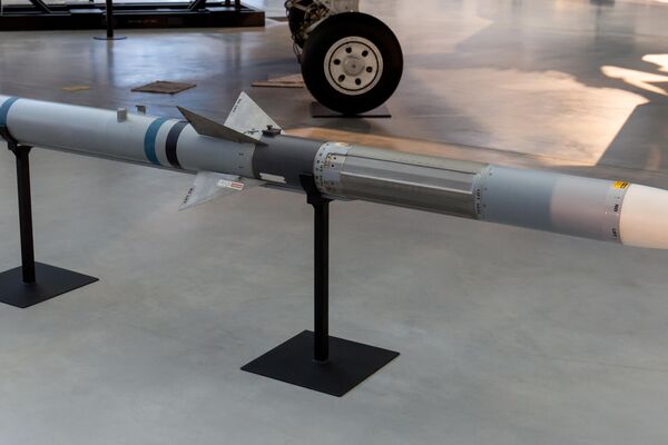 AIM-120 AMRAAM expuesto en el Centro Steven F. Udvar-Hazy del Museo Nacional del Aire y del Espacio en Chantilly, Virginia. - Sputnik Mundo