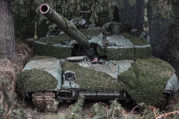 El T-90M está armado con un cañón de 125 mm acoplado a una ametralladora del calibre 7,62 mm. El tanque es capaz de atacar objetivos a larga distancia, mientras que en combate a corta distancia la tripulación permanece bien protegida. La seguridad contra incendios y explosiones se garantiza trasladando parte de la munición del compartimento de combate a un compartimento aislado situado en la parte trasera de la torreta. - Sputnik Mundo