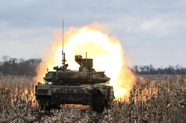 El T-90M está en servicio desde 2020 y está considerado el mejor carro de combate de la operación militar especial. Para suministrar al Ejército ruso estos vehículos de combate, la cadena de montaje de tanques de Uralvagonzavod trabaja sin descanso. - Sputnik Mundo