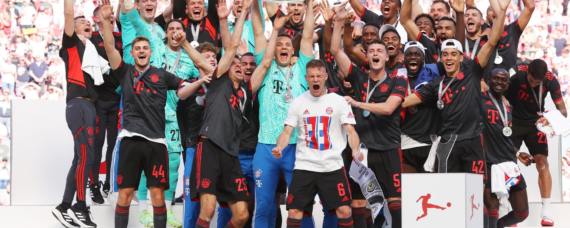 Los jugadores del Bayern Múnich levantan el título de la Bundesliga, en la temporada 2022-2023 de la liga alemana de fútbol - Sputnik Mundo, 1920, 27.05.2023