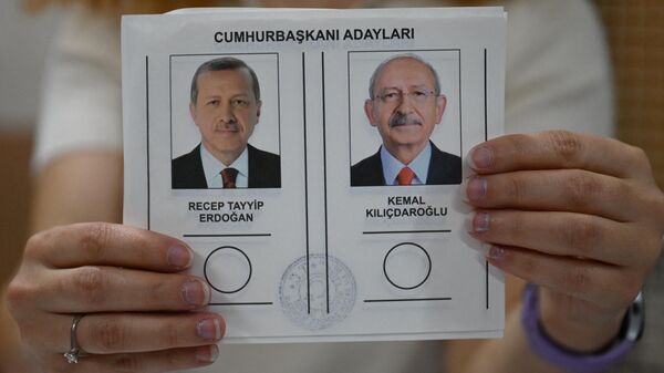 Boletines con imágenes del actual presidente de Turquía, Recep Tayyip Erdogan, el presidente del Partido Republicano del Pueblo (CHP, por sus siglas en turco), Kemal Kilicdaroglu  - Sputnik Mundo
