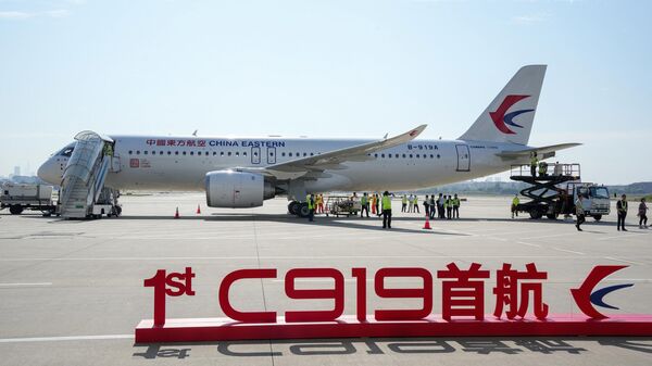 Nuevo avión chino C919 realiza con éxito su primer vuelo comercial  - Sputnik Mundo