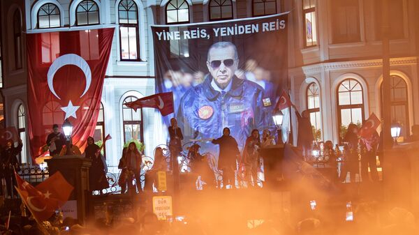 Simpatizantes del presidente turco Recep Tayyip Erdogan celebran en Estambul la reelección del mandatario - Sputnik Mundo