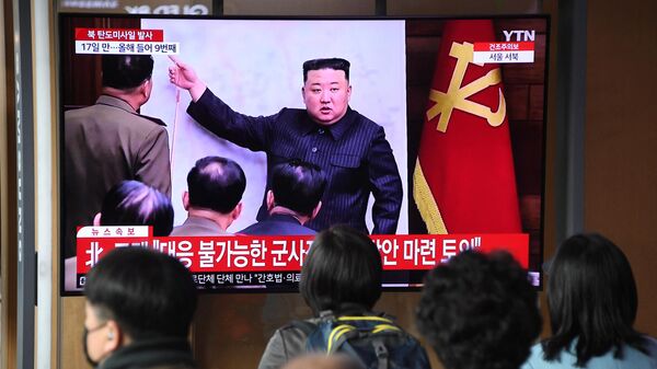 Un grupo de personas observa una pantalla de televisión que muestra un noticiario con imágenes de archivo del líder norcoreano Kim Jong-un, en una estación de tren de Seúl el 13 de abril de 2023.  - Sputnik Mundo