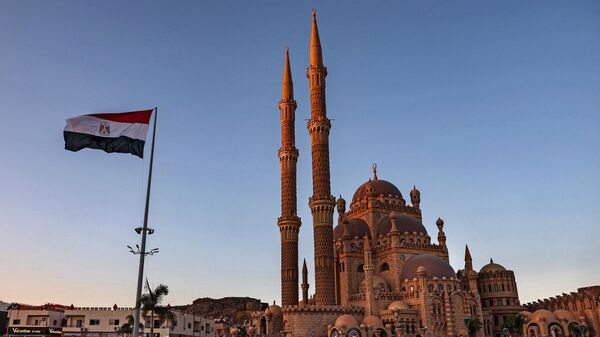 Una bandera egipcia ondea frente a la Gran Mezquita de al-Sahaba - Sputnik Mundo