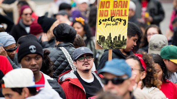 Una marcha de migrantes en la ciudad de Oakland, California, en apoyo a las ciudades santuario en EEUU - Sputnik Mundo