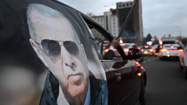 Una pancarta con el retrato del actual presidente turco, Recep Tayyip Erdogan, en un coche en Ankara. - Sputnik Mundo