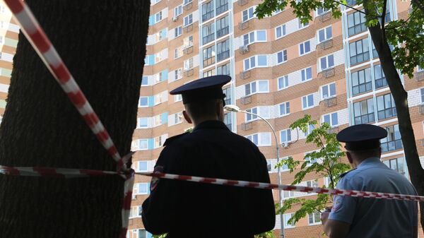 Policías ante un edificio residencial afectado por un ataque con drones en la calle Profsoyuznaya de Moscú.  - Sputnik Mundo