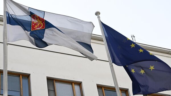 Banderas ante la Embajada de Finlandia en Moscú - Sputnik Mundo