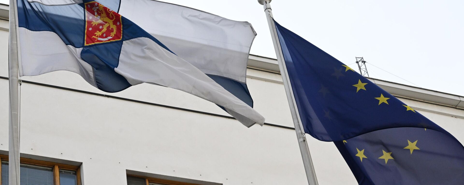 Banderas ante la Embajada de Finlandia en Moscú - Sputnik Mundo, 1920, 30.05.2023