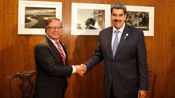 El presidente de Colombia, Gustavo Petro, con su homólogo de Venezuela, Nicolás Maduro, durante el Encuentro de Presidentes de América del Sur 2023 - Sputnik Mundo