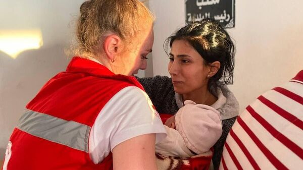 Una especialista de la Cruz Roja de Rusia ayuda a los habitantes de Siria tras el terremoto devastador - Sputnik Mundo