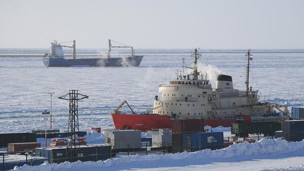 Barcos en Dudinka, puerto ártico de la Ruta Marítima del Norte - Sputnik Mundo