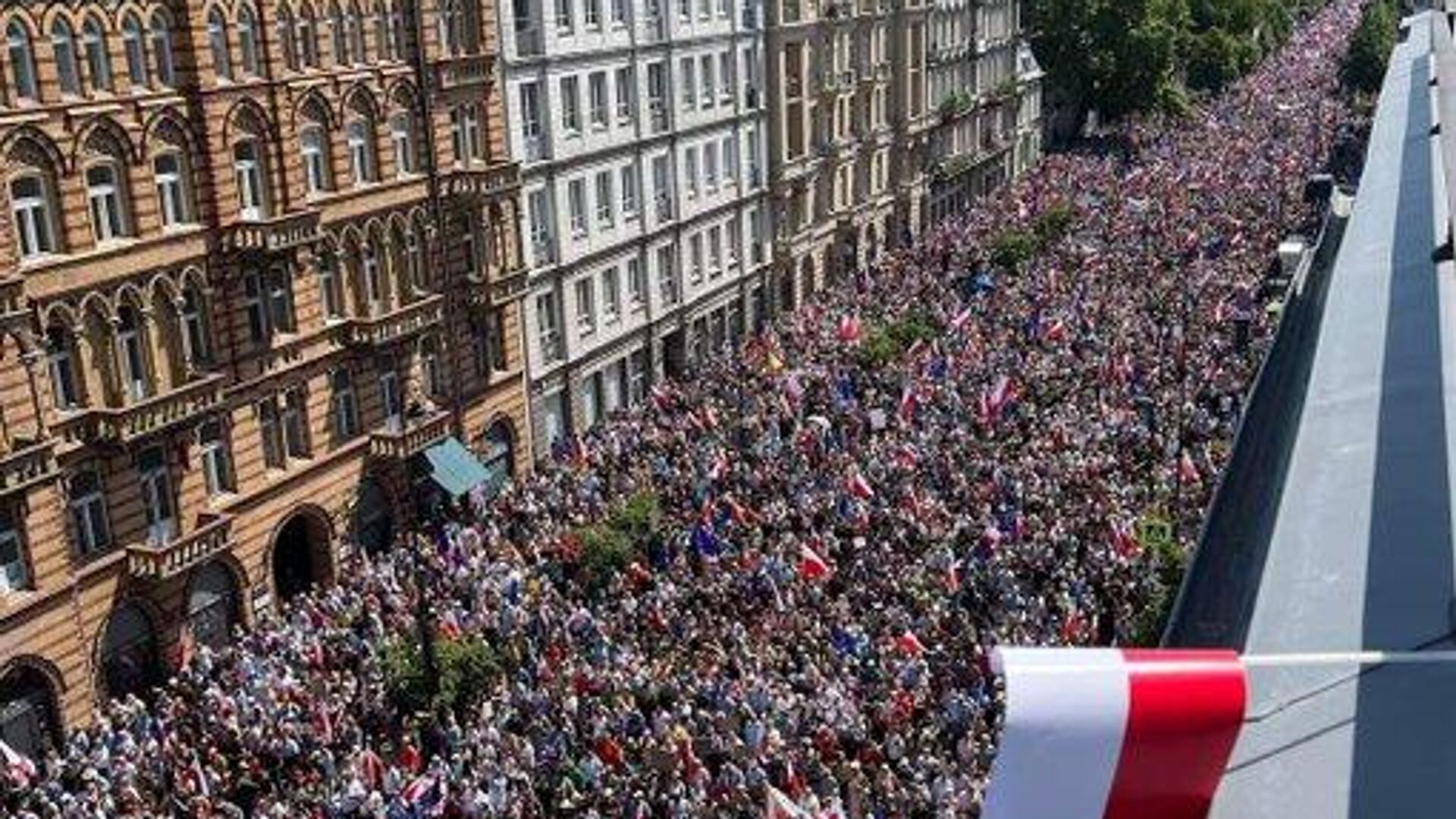 Miles de polacos protestaron este domingo contra las políticas del gobierno del presidente Andrzej Duda. - Sputnik Mundo, 1920, 05.06.2023