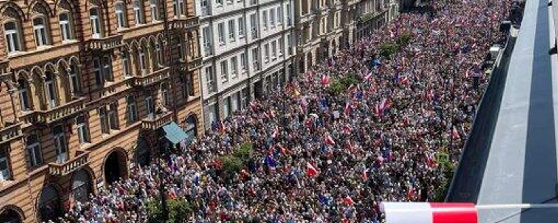 Miles de polacos protestaron este domingo contra las políticas del gobierno del presidente Andrzej Duda. - Sputnik Mundo, 1920, 05.06.2023